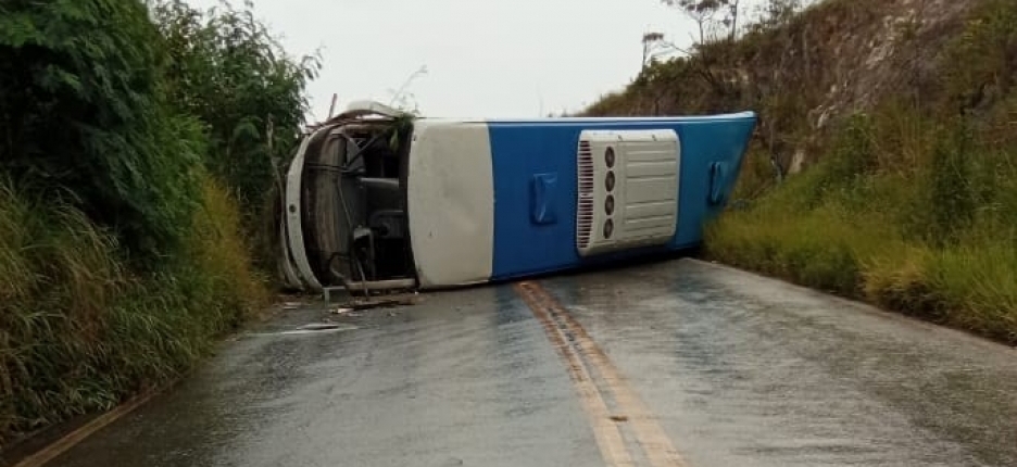 Duas pessoas ficam feridas após tombamento de ônibus na MG-129 entre Ouro Branco e Ouro Preto 