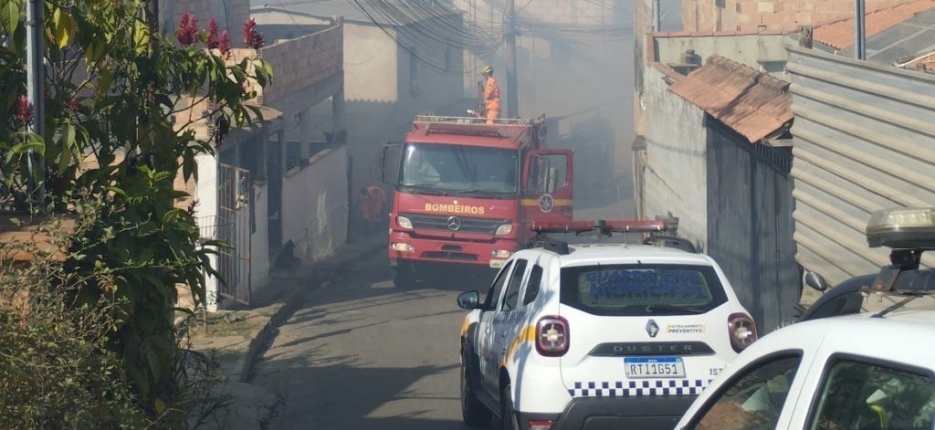 Incndio em mata em Ouro Preto obriga moradores a deixarem suas casas 